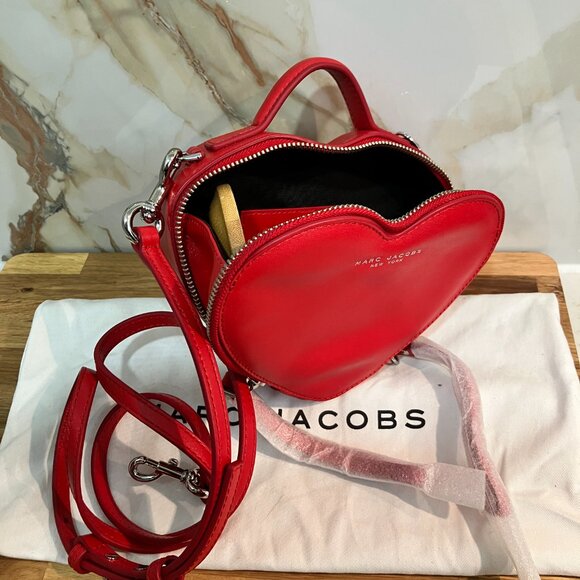 A true statement piece! This Marc Jacobs "The Heart" crossbody bag is vibrant, c - Picture 3 of 7